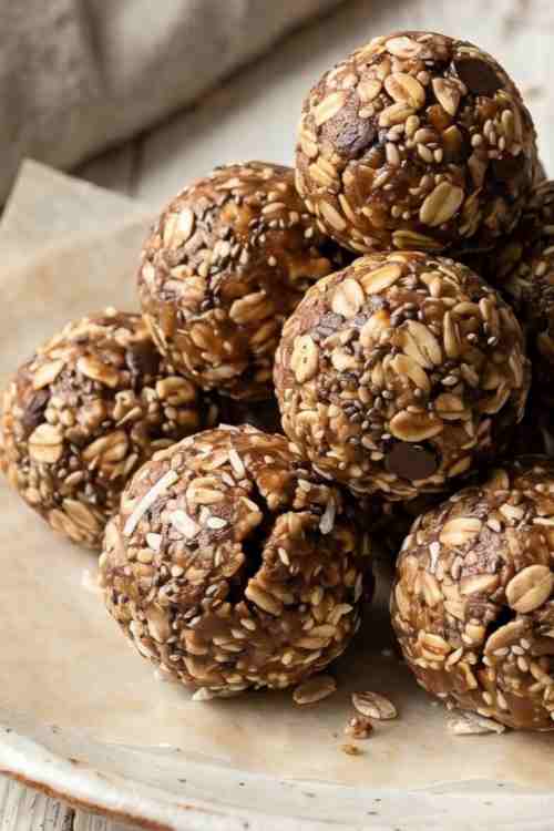 Easy Date Energy Balls Recipe with Oats and Peanut Butter