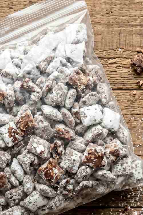 Homemade Muddy Buddies (Easy Puppy Chow Chex Mix Recipe)